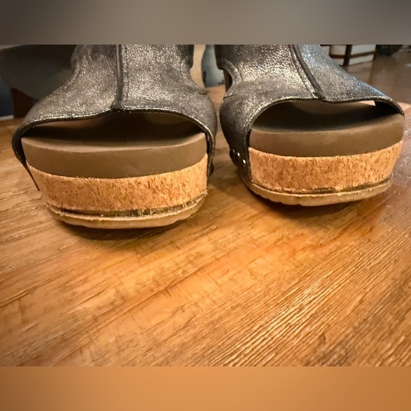 Corkys Silver Metallic T-Strap Sandals with Cushioned Footbed - Picture 2 of 5